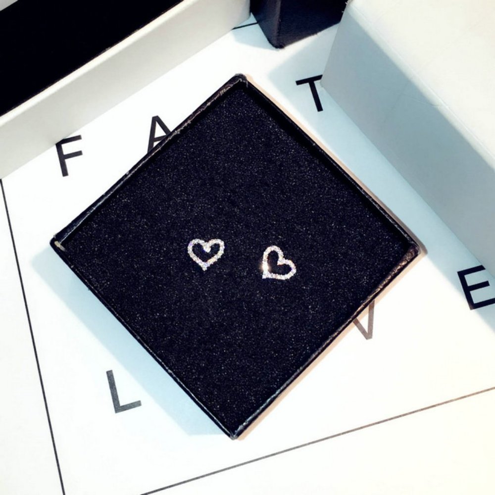NEW 18K Rose Gold Diamond Heart Stud Earrings - Picture 4 of 5